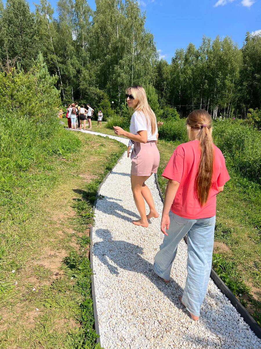 Босоногая тропа москва билеты. Парк Лосиный остров Босоногая тропа. Экотропа Лосиный остров Босоногая тропа. Экотропа Москва босиком Лосиный остров. Тропа здоровья Москва Лосиный остров.