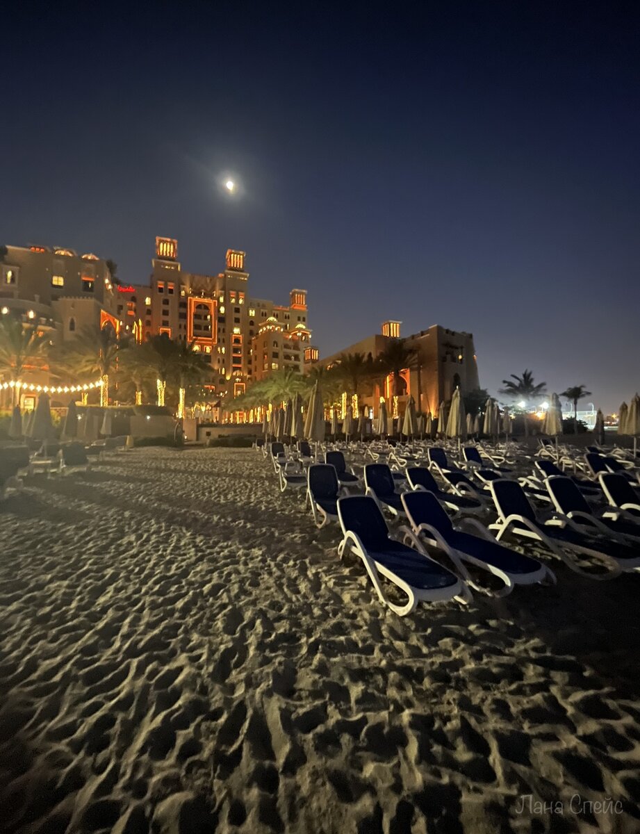 Территория отеля в восемь вечера в июле 2023 