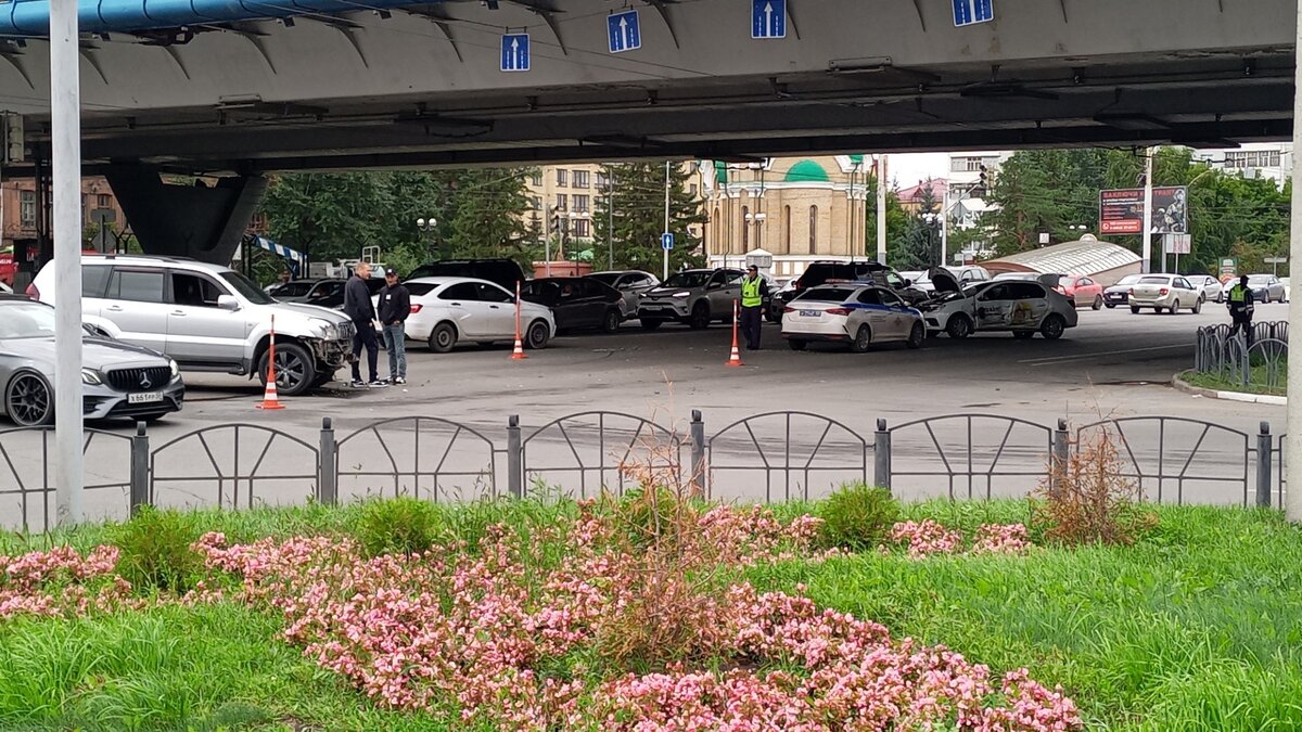     На месте замечены автомобили ДПС, скорой помощи и пожарной службы.