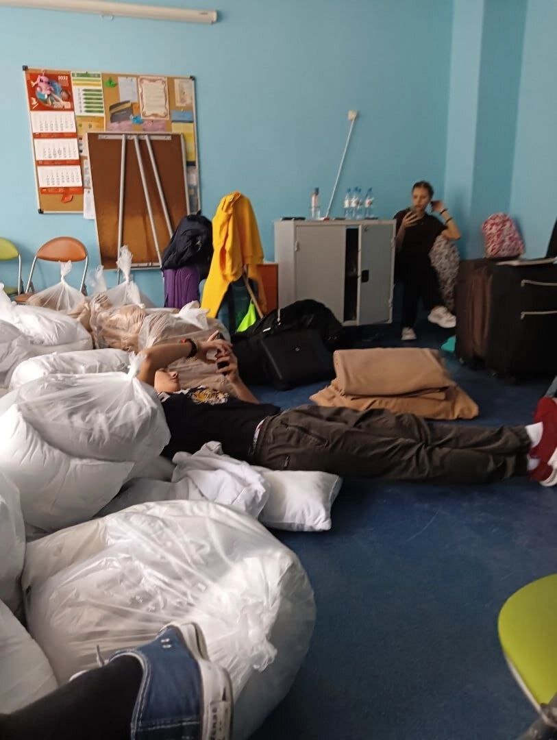 день отъезда. тюки с постельным бельем