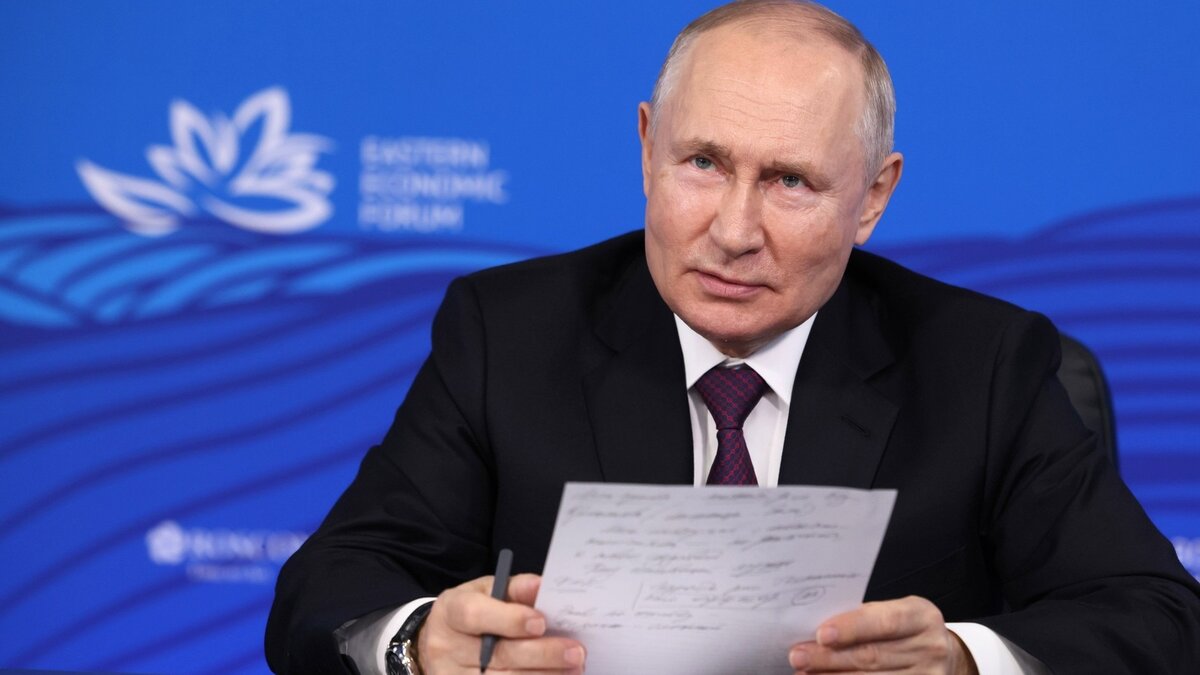     Президент РФ Владимир Путин подписал указ, приравнивающий электронную версию документов из мобильного приложения «Госуслуги» к бумажному оригиналу. Предъявлять их вместо бумажного паспорта можно будет по желанию гражданина, и только в отдельных случаях.