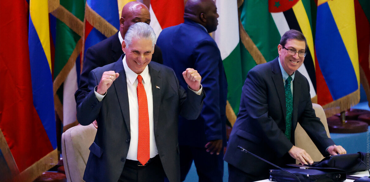 На обложке: президент Кубы Мигель Диас-Канель (на переднем плане) во время саммита «G77 + Китай» в Гаване. Фото: ERNESTO ASTRASCUSA/EPA/TASS