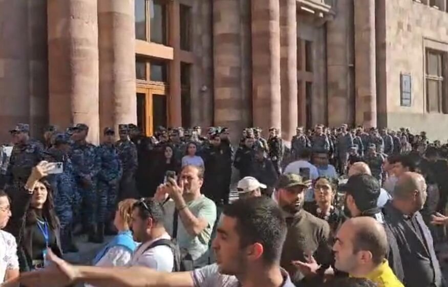    В Ереване требуют отставки Пашиняна