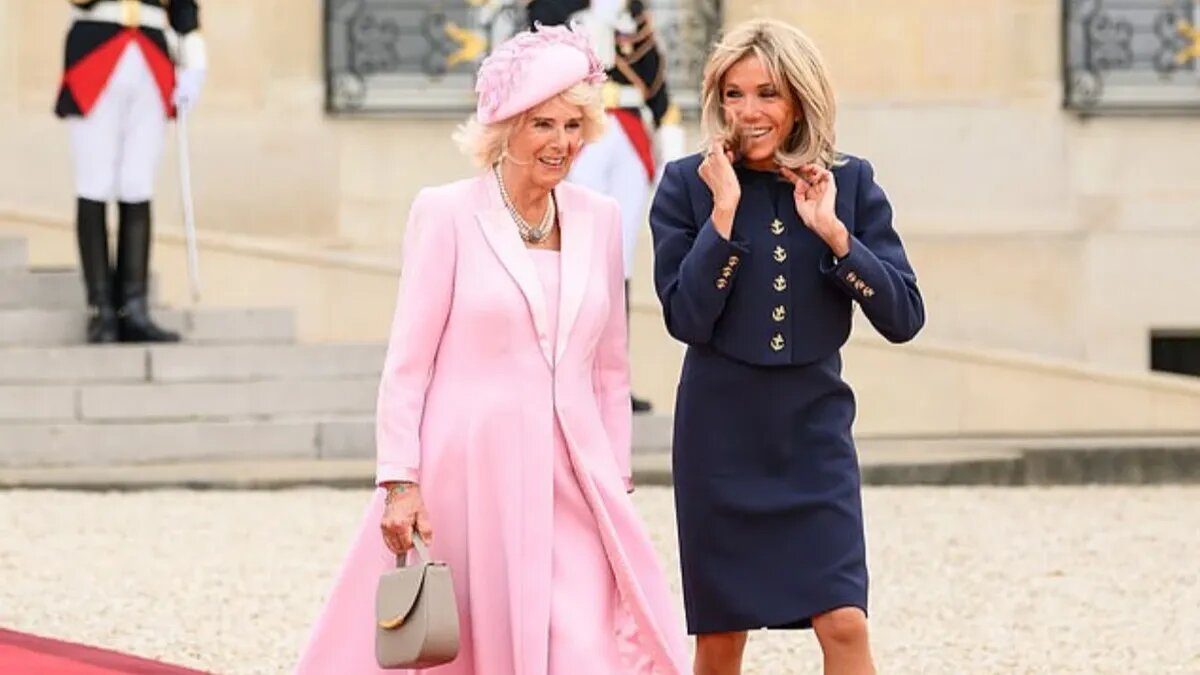 Пара вместе ехала по Елисейским полям в машине за другой, перевозившей своих мужей. Фото: Shutterstock