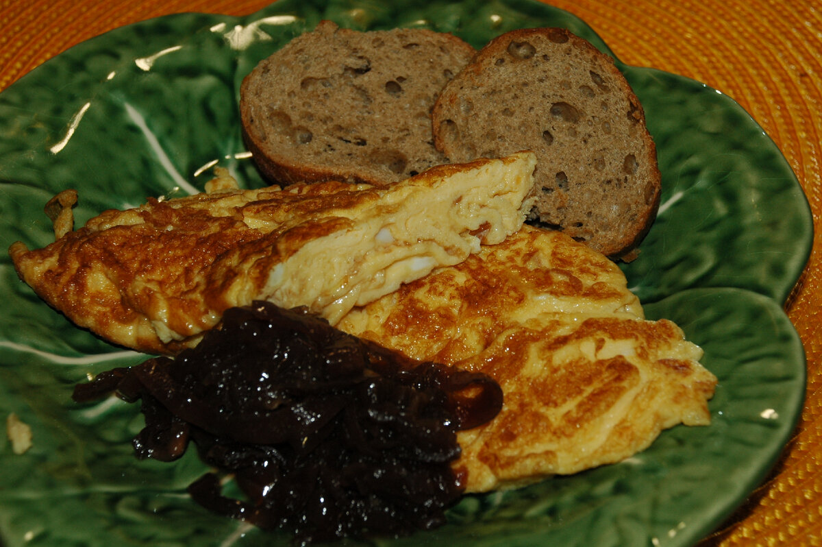 Омлет с луковым джемом и цельнозерновым хлебом. Мой завтрак