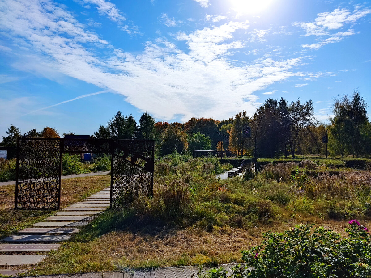 Рижский сад - небольшой парк/сквер на юге Москвы, в составе парка имени Юрия Лужкова (бывший парк Садовники).-1-3