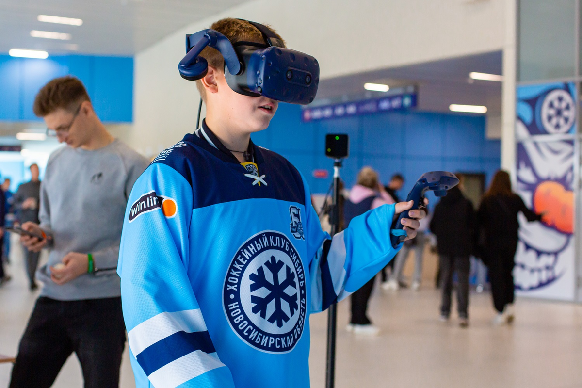 Болельщики ХК Сибирь в VR-очках