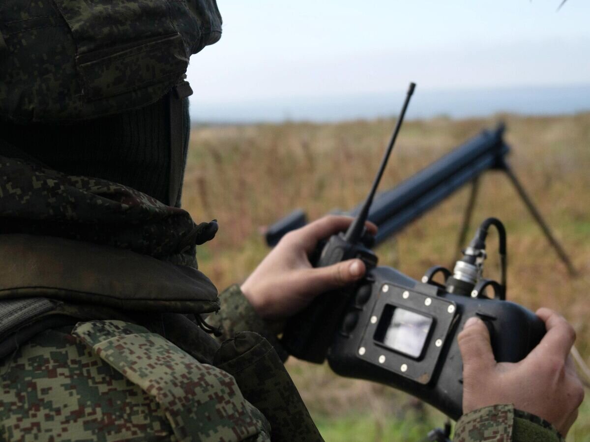    Военнослужащий ВС РФ во время запуска беспилотников-разведчиков и дронов-камикадзе на Николаево-Криворожском направлении© РИА Новости / Иван Родионов