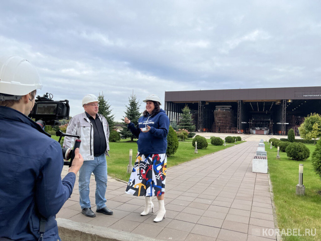Виктория Корабеловна на интервью с генеральным директором СЗ "Отрадное" Александром Соловьевым / Фото: Корабел.ру  📷
