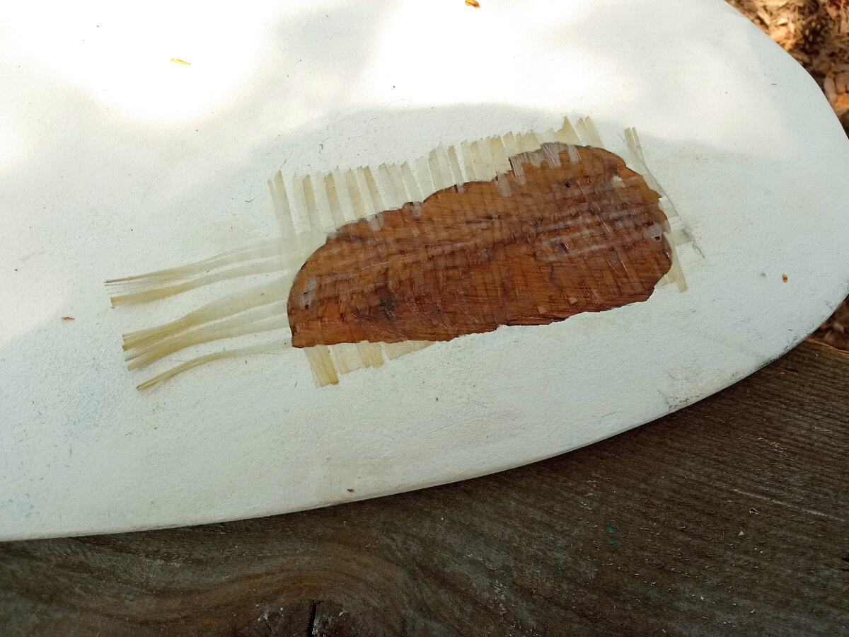 Нужно было вырезать стеклоткань по форме отверстия. После отверждения срезать оказалось существенно сложнее.