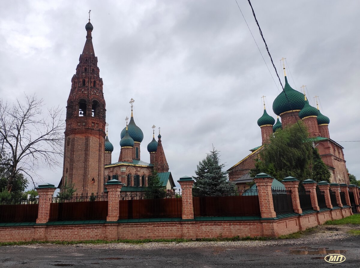 Такая неприступная церковь Иоанна Златоуста в Коровниках