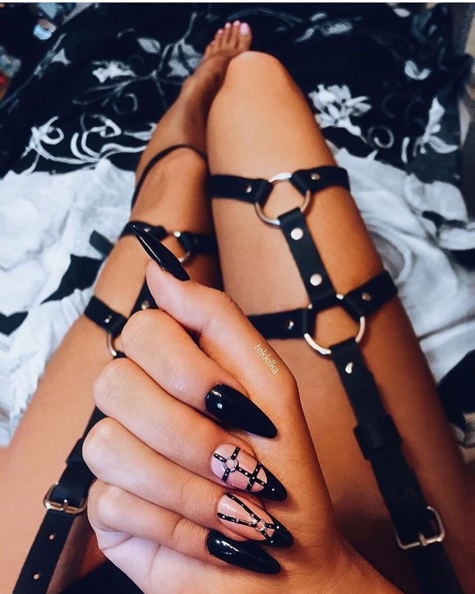 Я тружусь мастером ногтевого сервиса более десяти лет. Профессиональная деятельность обязывает меня хорошо разбираться в современных покрытиях и правилах их нанесения.