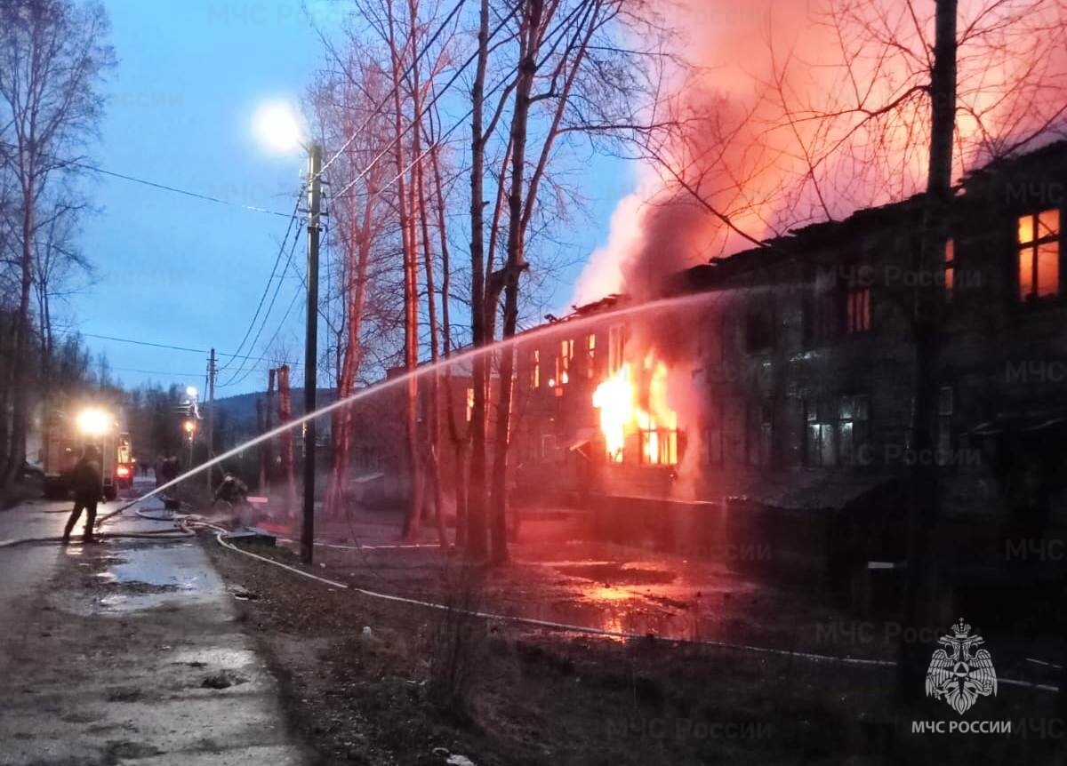 Сегодня ночью в Железногорске-Илимском сгорел двухэтажный деревянный дом. Фото: МЧС Иркусткой области