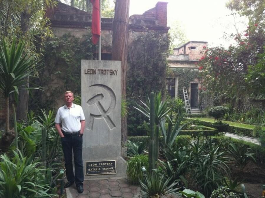 Чубайс на могиле Троцкого.