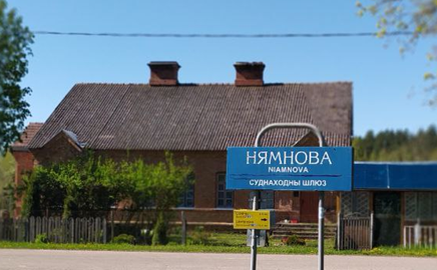 В здании  за указателем ищите музей