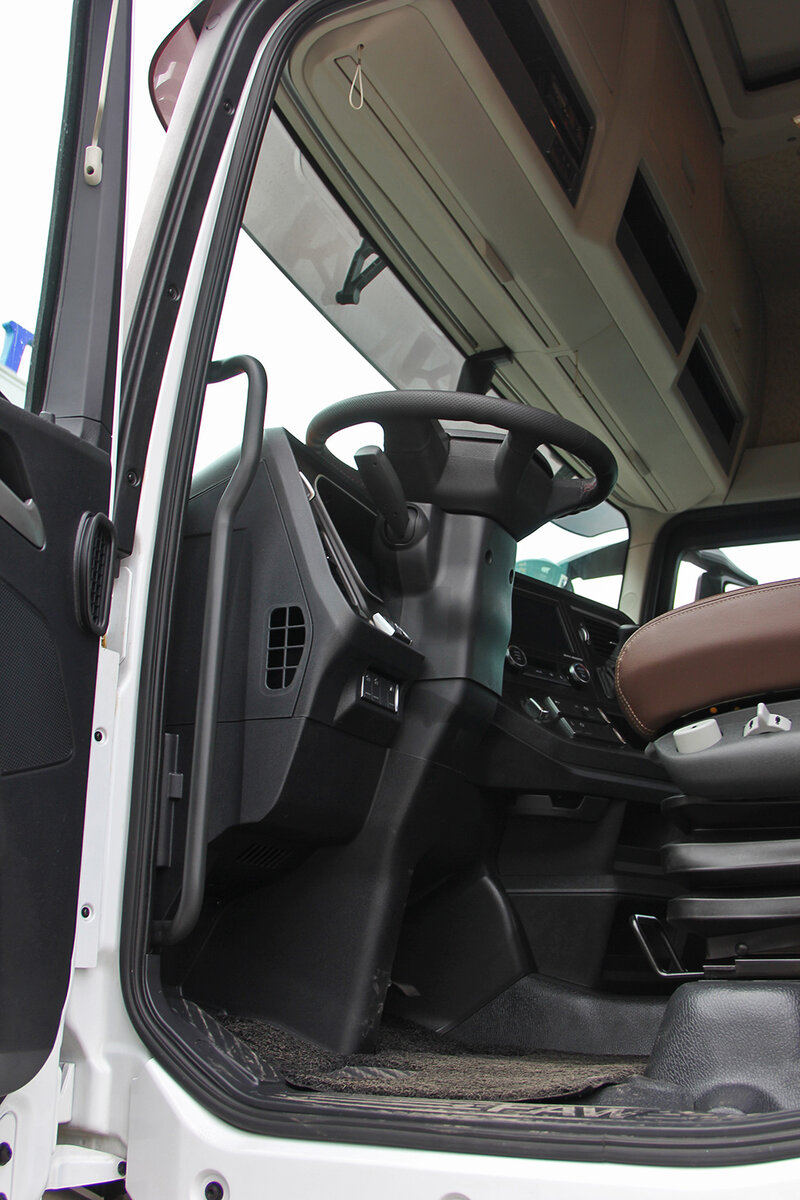 FAW выводит на российский рынок новый магистральный тягач J7. Его разработали специально, чтобы конкурировать с грузовиками европейских брендов.-4