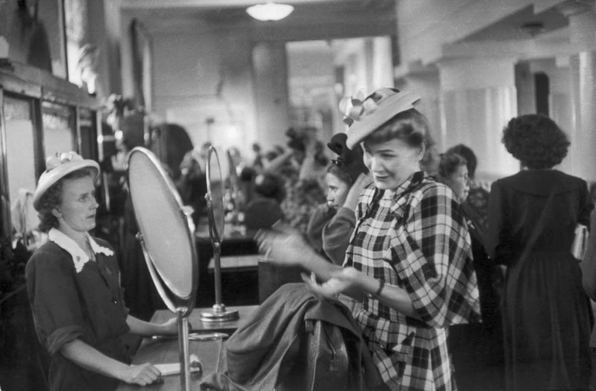 Москва. Модная женщина в магазине. 1954 год. Фото Анри Картье-Брессона.