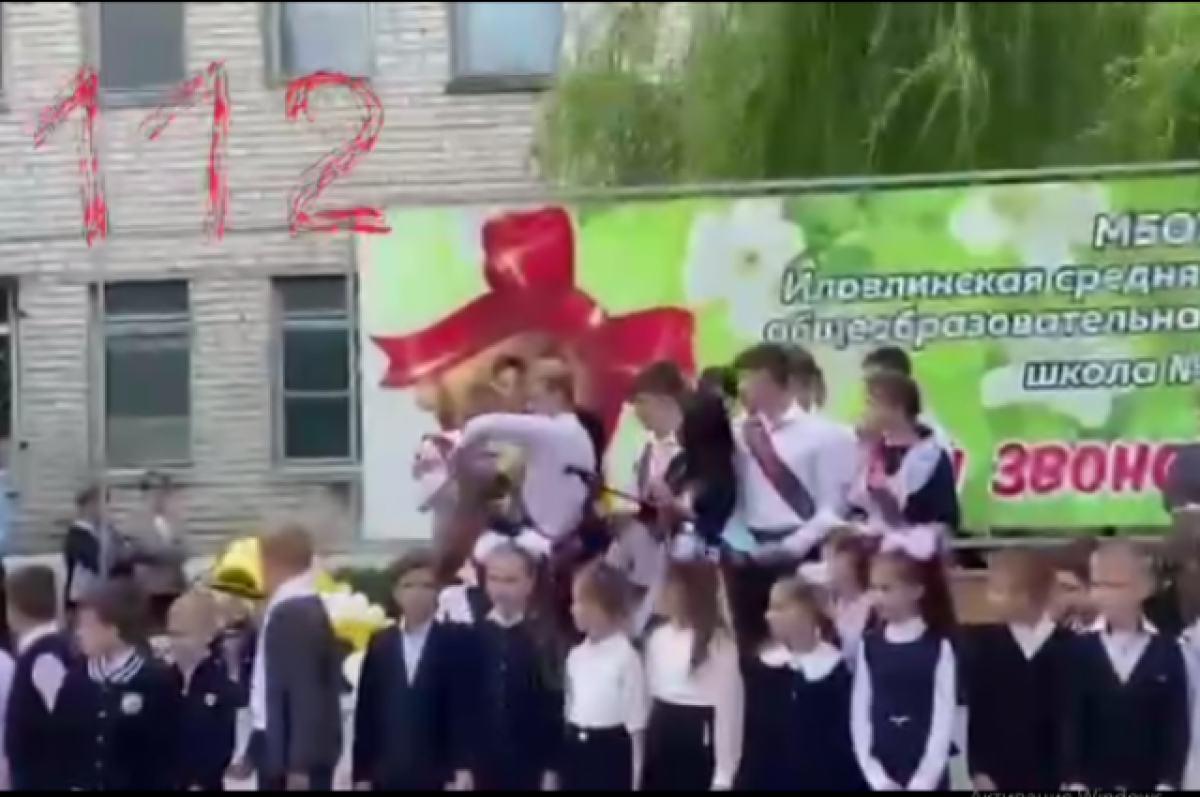    Момент на линейке в школе: нападавшего скручивают одноклассники.