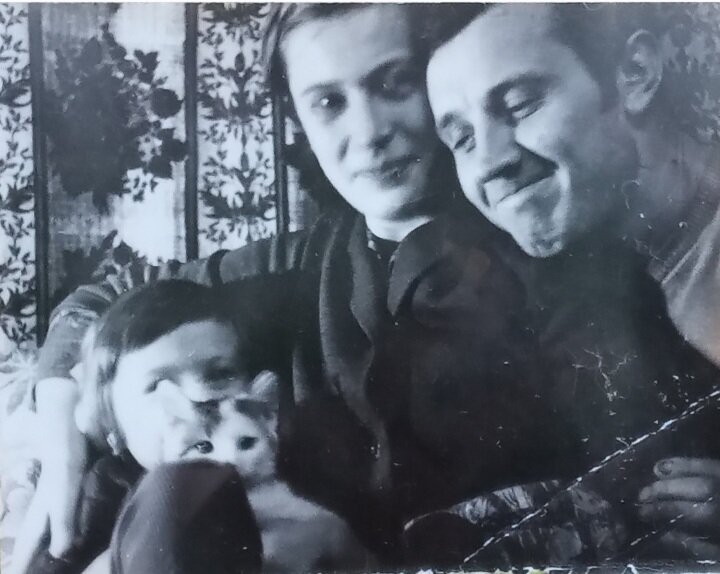 Мама, папа и я + ещё один член нашей Семьи - кот Кузя 🐱. Которого папа почему-то чаще называл Маркиз.