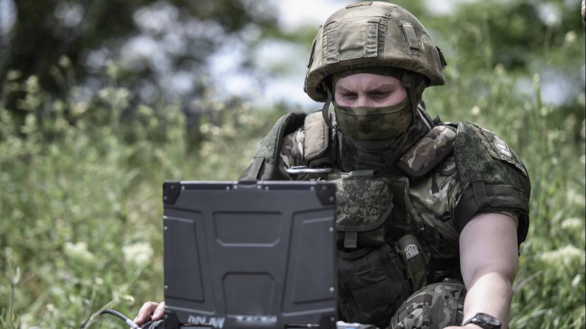    Боец управляет беспилотным летательным аппаратом «Орлан-30» в южном секторе специальной военной операции / Фото: Константин Михальчевский / РИА Новости