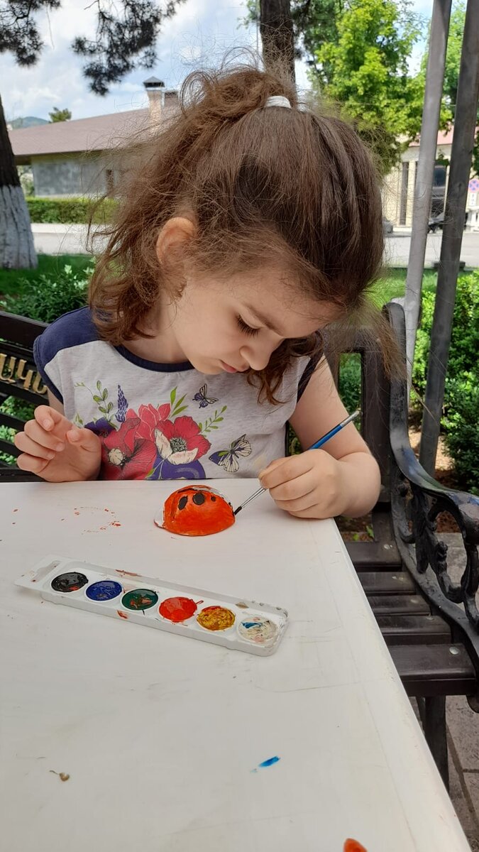 В День защиты детей в блокадном Степанакерте прошла выставка изделий и рисунков, сделанных руками карабахских детей. Фоторепортаж