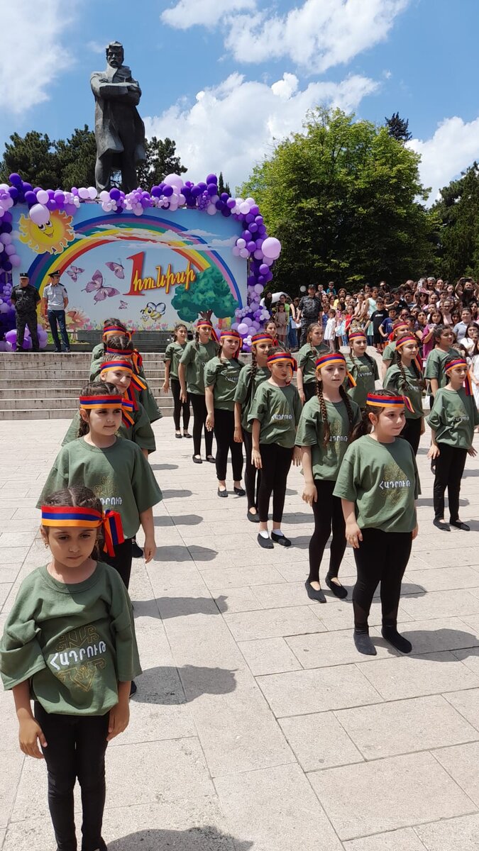 В День защиты детей в блокадном Степанакерте прошла выставка изделий и рисунков, сделанных руками карабахских детей. Фоторепортаж