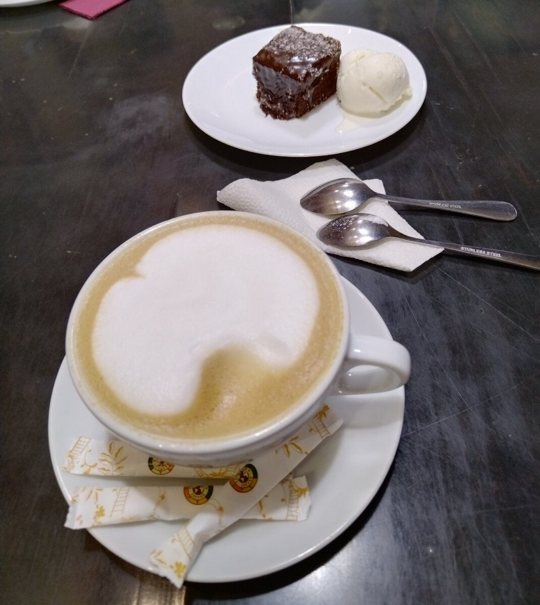 Папе кофе, маме десерт, ребенку мороженое.