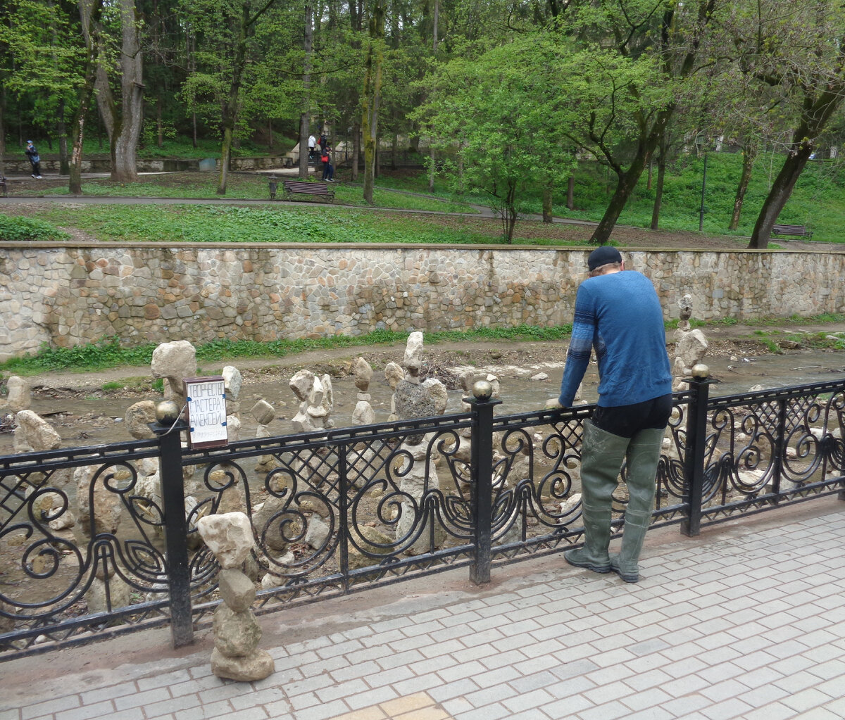 А вот и автор этих сооружений.