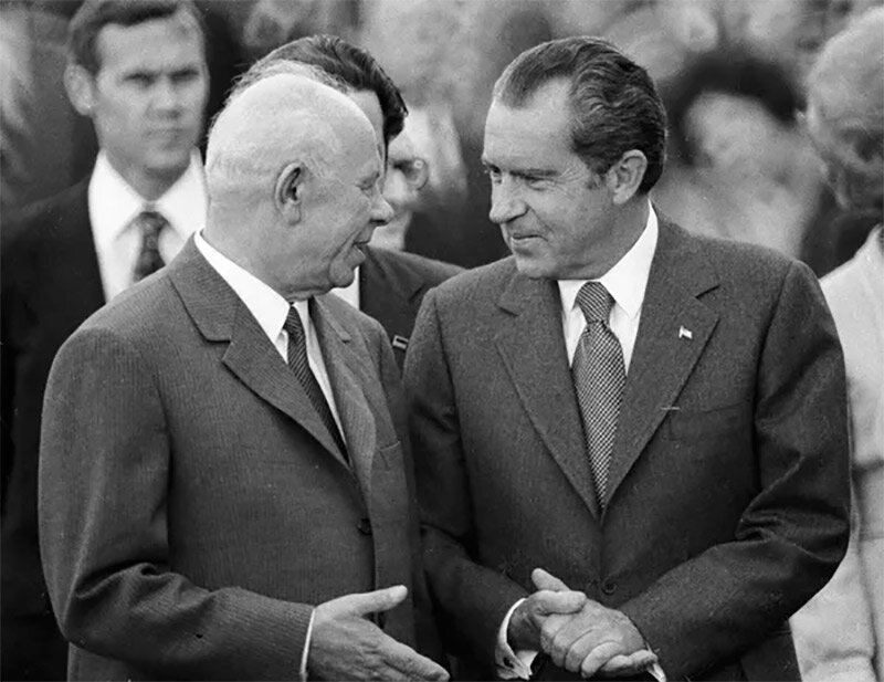 Ричард Никсон (справа) и Председатель Президиума Верховного Совета СССР Николай Подгорный (слева) во Внуково, 1972 г. Фото: Медиабанк РИА