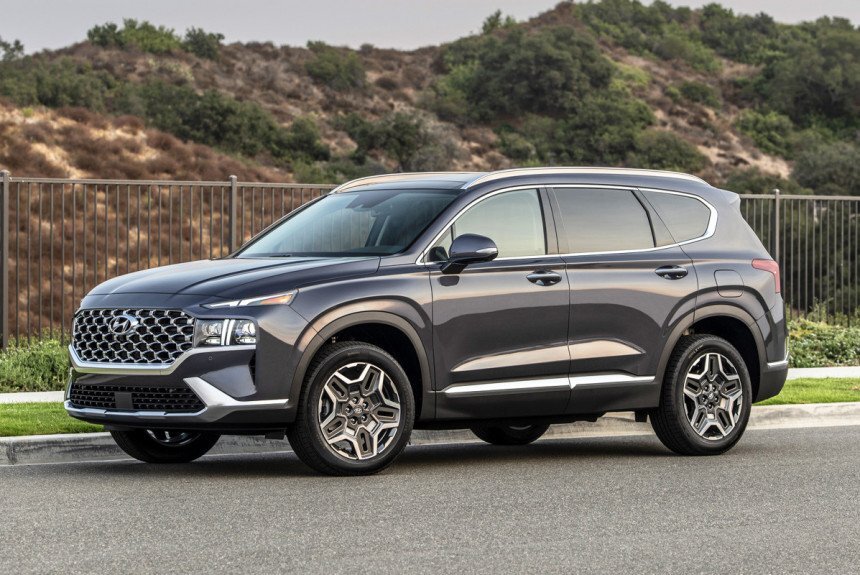     Кроссовер Hyundai Santa Fe в одной из топовых комплектаций Prime стоят 4 500 000 руб.