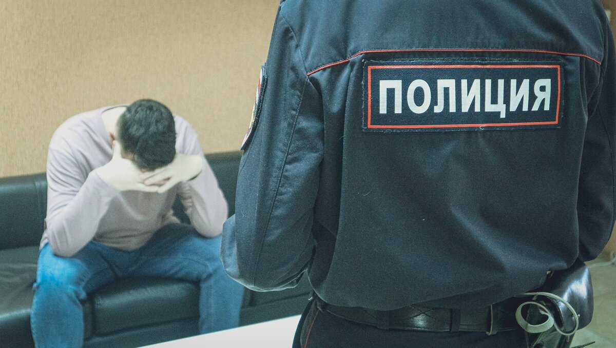     В Ростовской области двое пьяных мужчин напали на сотрудника полиции из-за замечания о их поведении, подробности сообщили в пресс-службе донского УМВД.