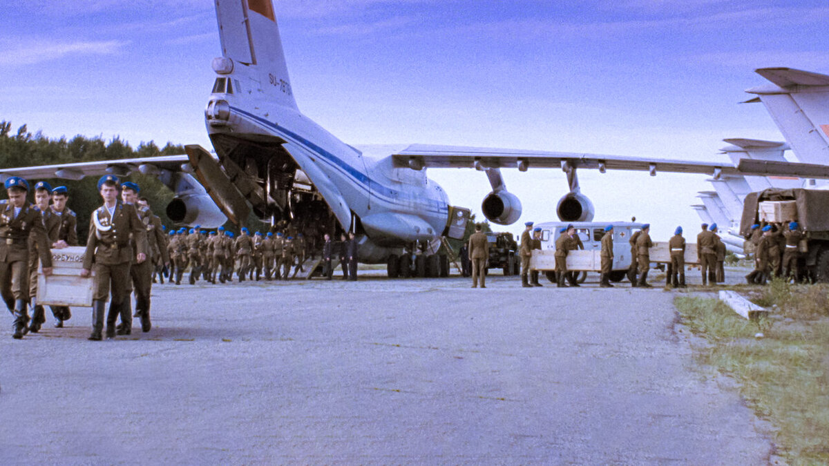 Почему убитых называют 200 а раненых 300. Груз 200 груз 300 груз 400. Груз 200 афганистан фото. Почему убитых называют 200 а раненых 300. Почему убитых называют 200 а раненых 300.