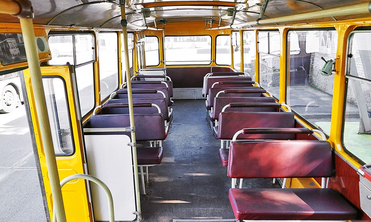 Салон автобуса ЛиАЗ-677, рассчитанный на 110 человек