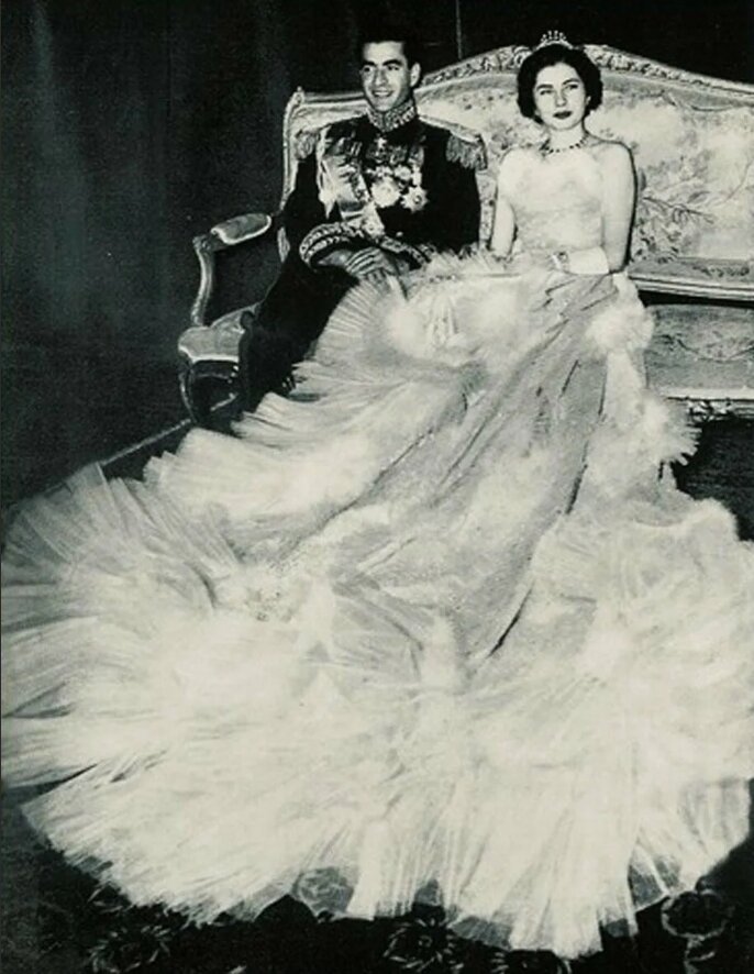 Сорайя впервые увидела шаха Мохаммеда Реза во дворце Гулистан, куда она была приглашена старшей сестрой шаха, принцессой Шанс, на чашку послеполуденного чая.-8