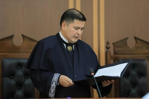 Судья оглашает решение Апелляционной комиссии. Фото пресс-службы Верховного суда Узбекистана