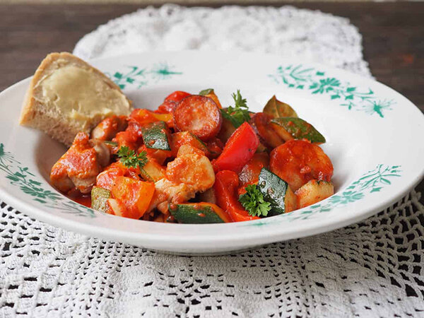 Овощное рагу с мясом и кабачками, приготовленное в глубокой сковороде или сотейнике — по-настоящему летнее блюдо. Я люблю это сказочное сочетание кабачков, перца и помидоров.
