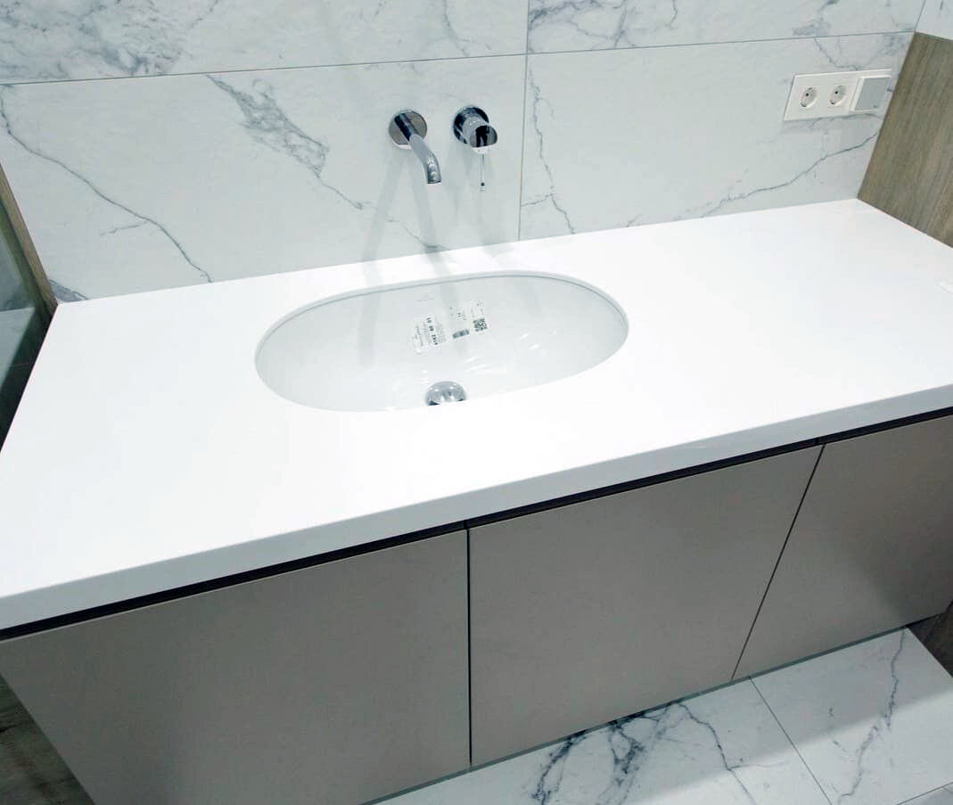 Акриловые столешницы в ванной комнате