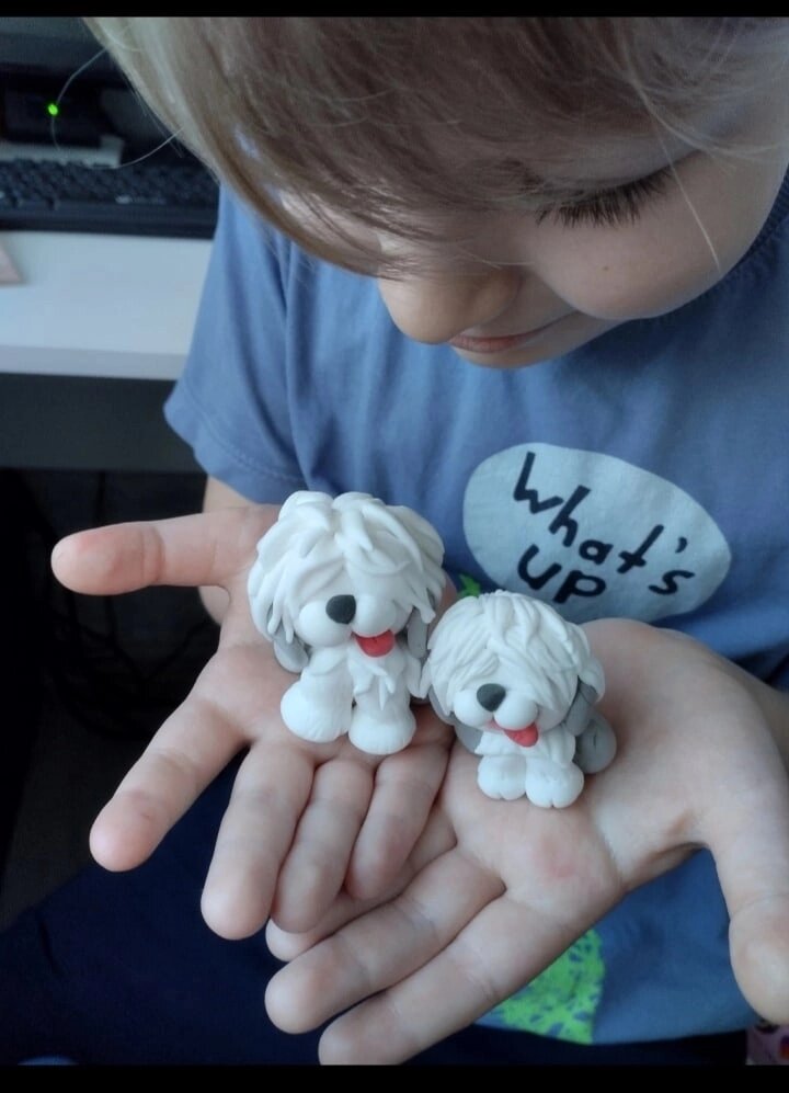 
Продолжаем тему болонков! Снова лепка, снова наш Краснознамённый отряд мастеров художественной лепнины в составе Николаса и его педагога Инессы Львовны! 
Ура, товарищи!