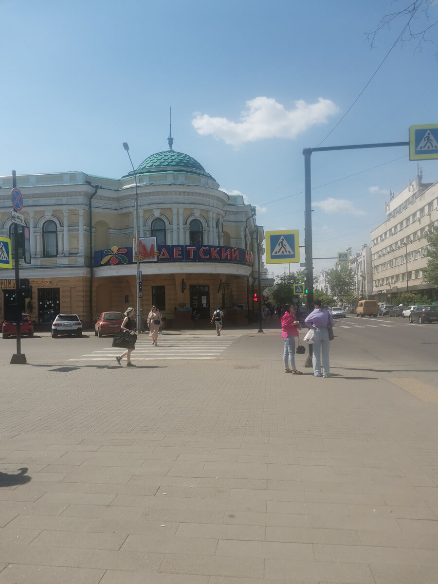 Дом купца Гадалова. Сейчас там магазин Детский мир