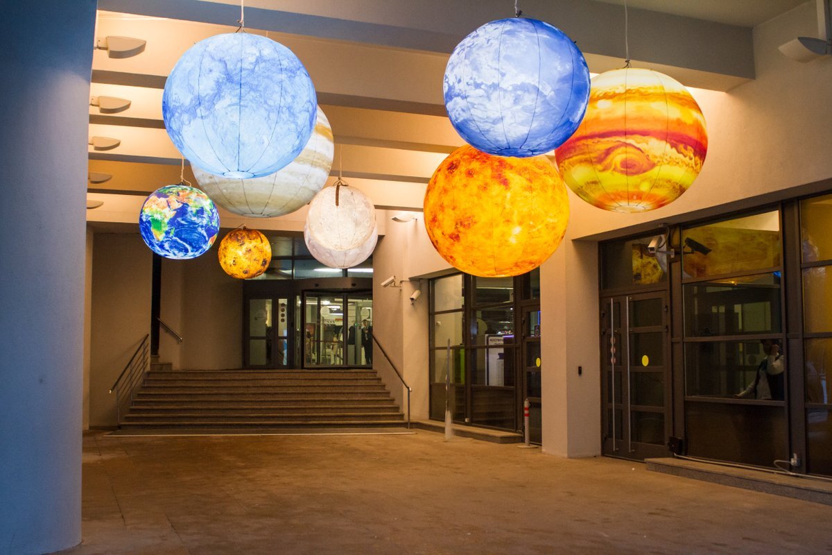 Воздушные шары озон. Воздушные шары в форме планет. Планеты из воздушных шаров. Шары в стиле космос планеты. Планетарий шар.