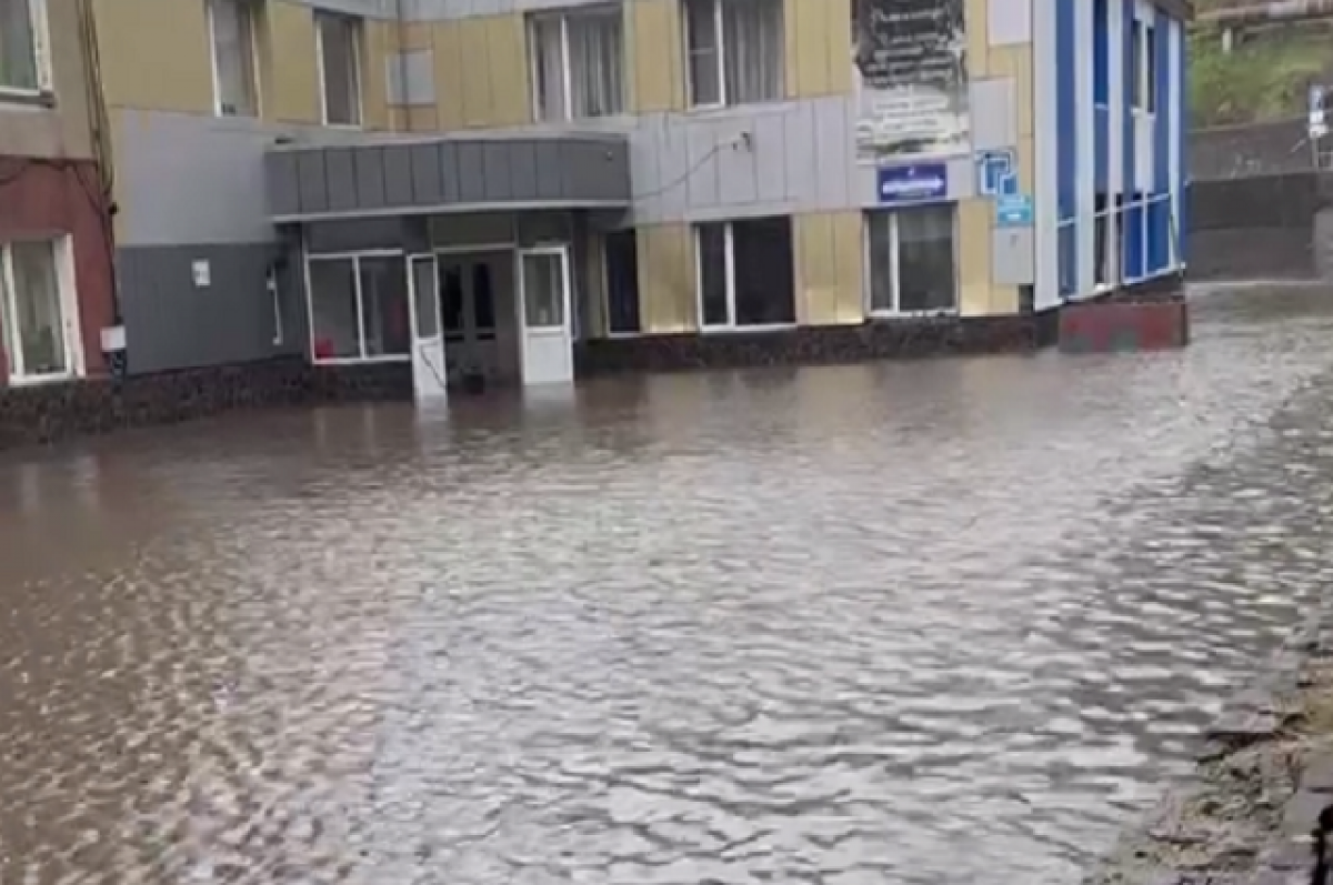    Всю территорию морфлота затопило после ливней