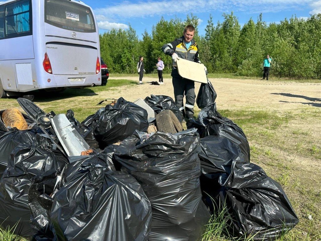 Геологи «РН-Няганьнефтегаз» очистили береговую линию озера в Нягани ...