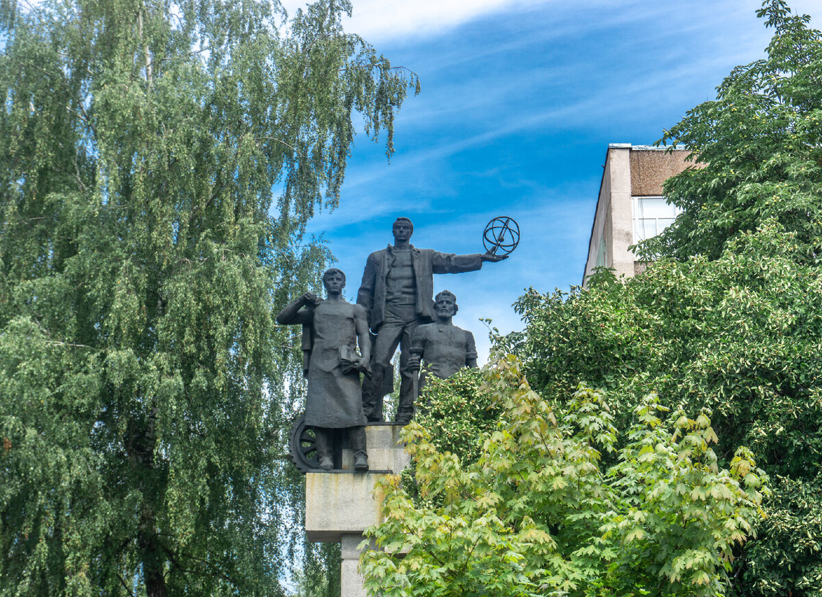 г. Калуга. Для вопросов теста я взяла картины с лицензией "Общественное достояние" из Википедии и фотографии из семейного архива