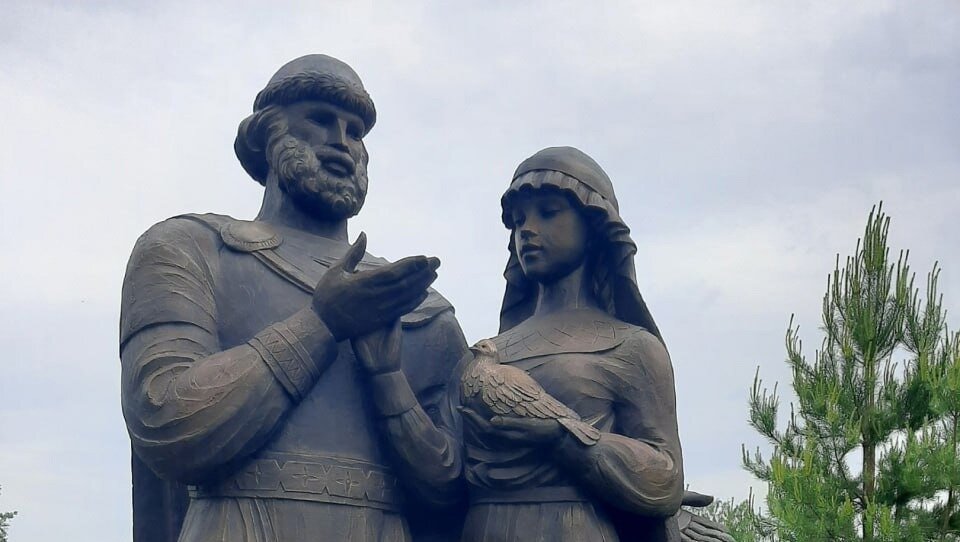     В Сетлинском районе установили скульптуру «Святые благоверные Петр и Феврония Муромские».