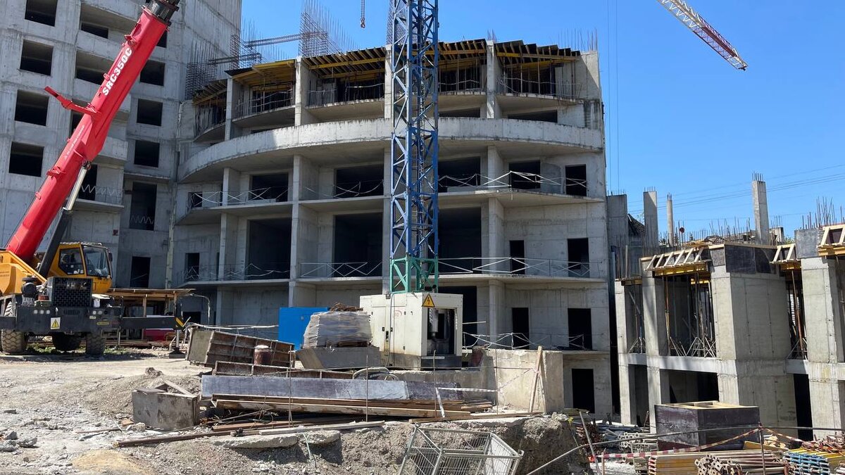 На фото строительство второго блока ЖК Галерея в мае 2023 года