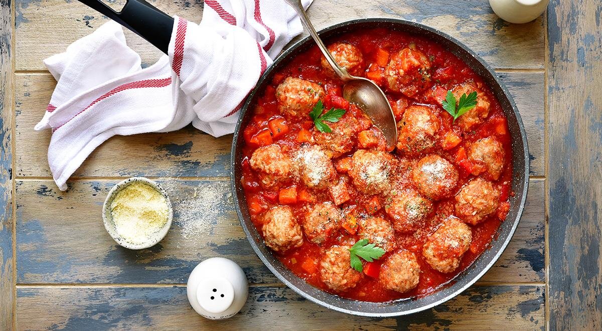 фрикадельки с подливкой в духовке в томатном соусе рецепт с фото пошагово | Дзен