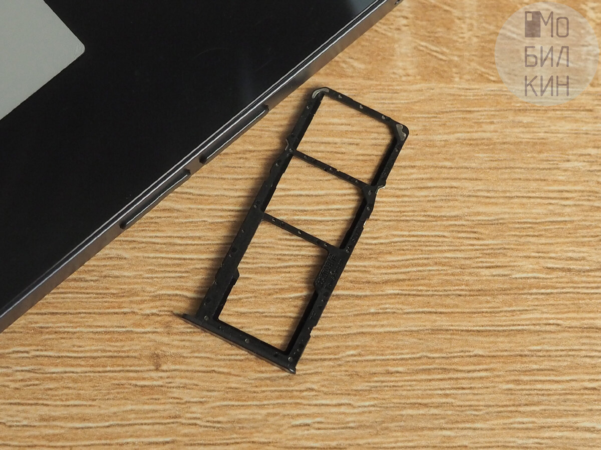 Слева: тройной лоток и отдельные кнопки громкости