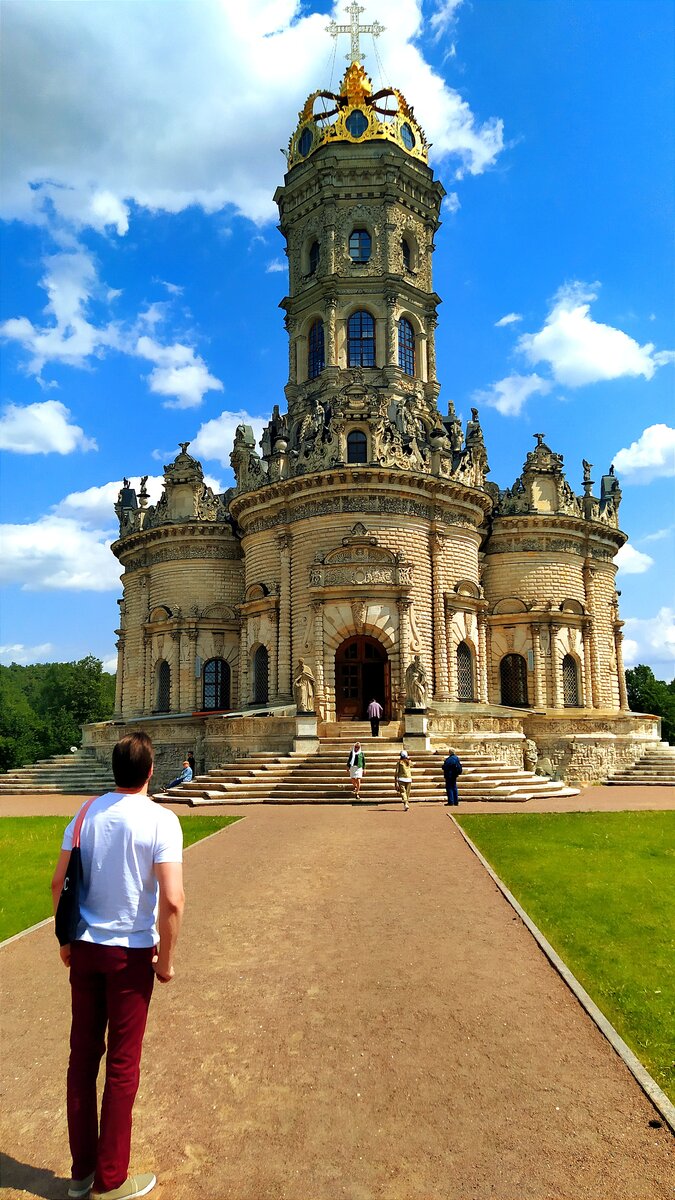 Дыбровицы, городской округ Подольск Московской области. Вид на храм Знамения Пресвятой Богородицы. Фото сделано Владимиром Чупахиным.  