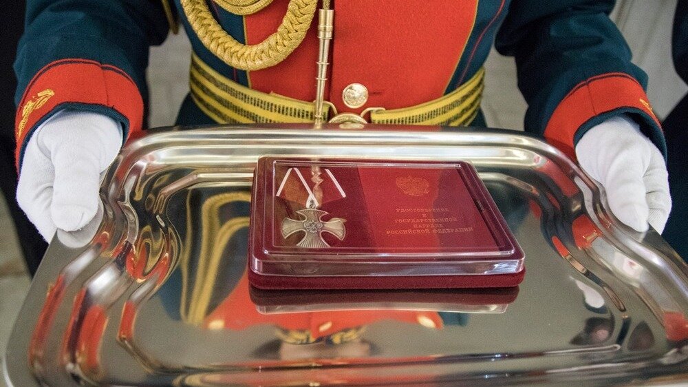     В Волгограде семьям еще 11 погибших в спецоперации бойцов передали 11 орденов Мужества. Церемония прошла в торжественной обстановке в музее-заповеднике «Сталинградская битва».