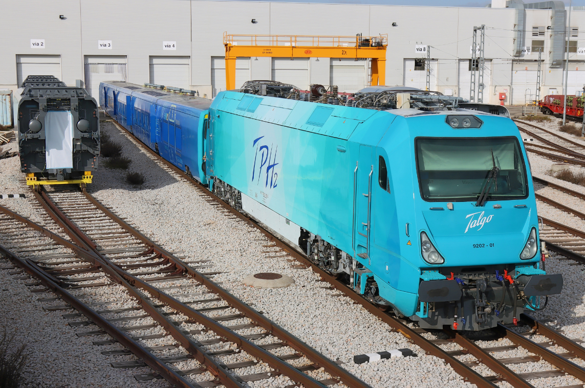 Водородный локомотив Talgo TPH2 на путях завода Лас-Матас. Источник: Oscar Lopez/trainspo.com